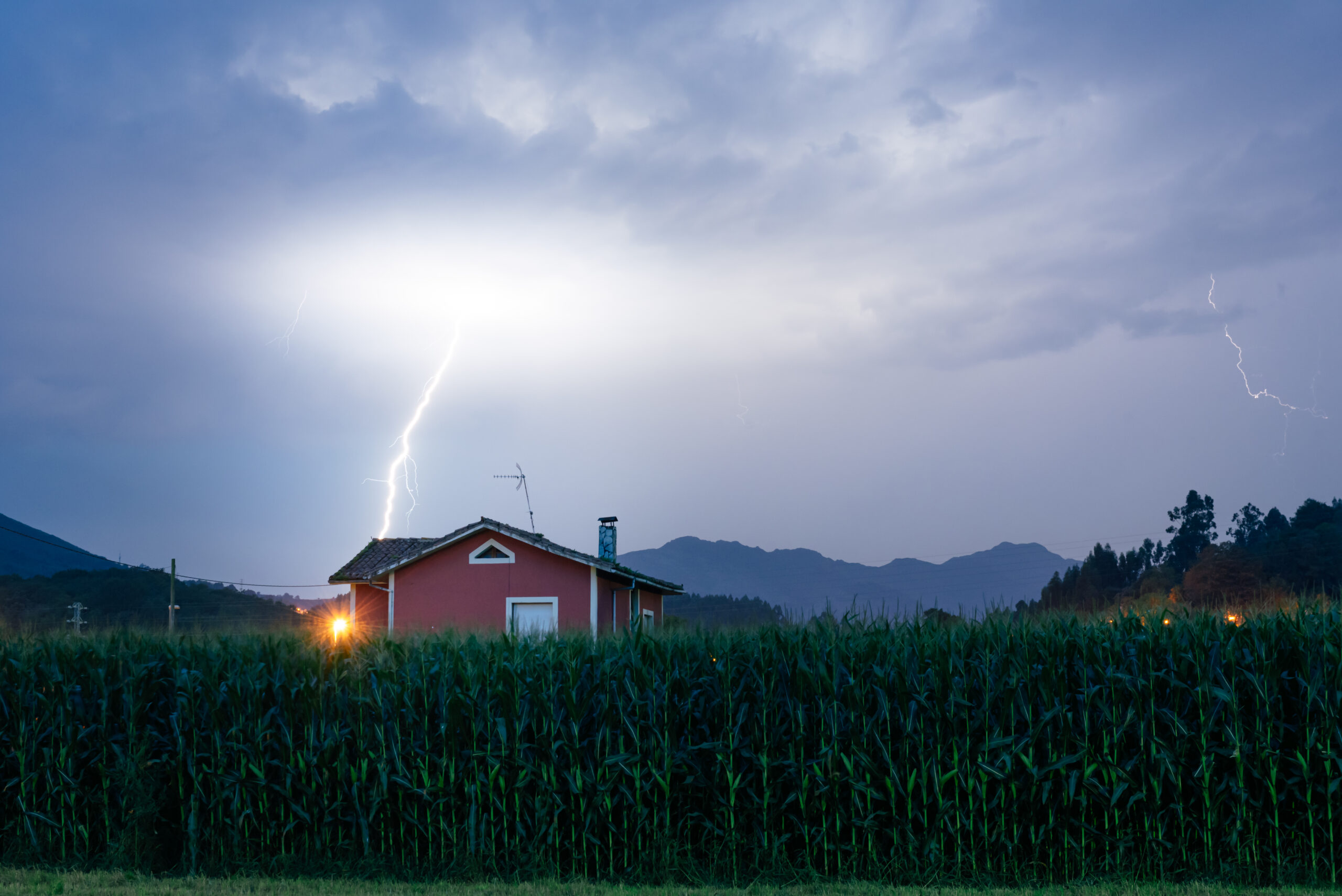 will a surge protector protect against lightning